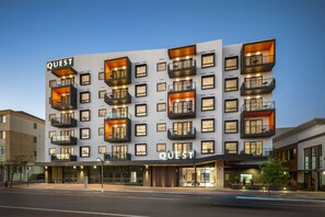 Fachada da propriedade à noite