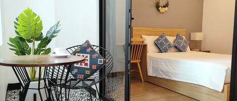Deluxe Room, 1 King Bed, City View | Living area