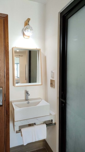 Deluxe-Zimmer, 1 King-Bett, Stadtblick | Badezimmer | Dusche, kostenlose Toilettenartikel, Haartrockner, Hausschuhe