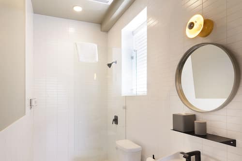 Habitación Prestigio | Baño | Regadera, amenidades de baño de diseñador, secadora de cabello, batas