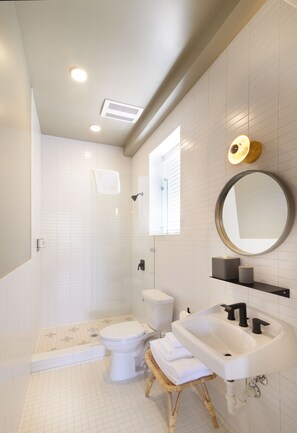 Signature kamer | Badkamer | Een douche, designer toiletartikelen, een haardroger, badjassen