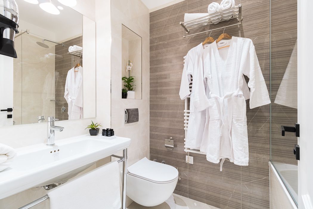 Camera Deluxe con letto matrimoniale o 2 letti singoli | Bagno | Doccia, soffione a pioggia, set di cortesia firmato, asciugacapelli
