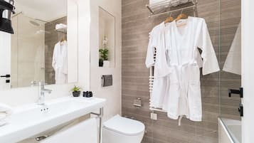 Camera Deluxe con letto matrimoniale o 2 letti singoli | Bagno | Doccia, soffione a pioggia, set di cortesia firmato, asciugacapelli