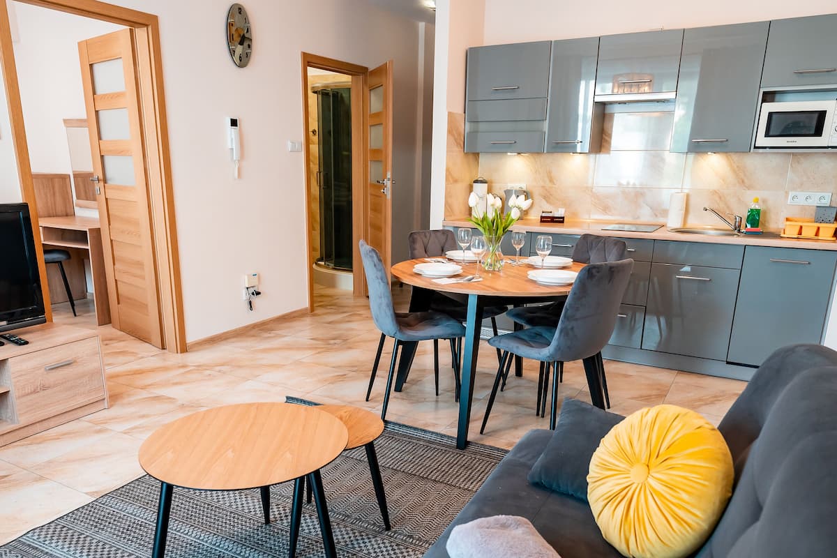 Un appartement moderne comprenant un salon, un coin repas et une cuisine.