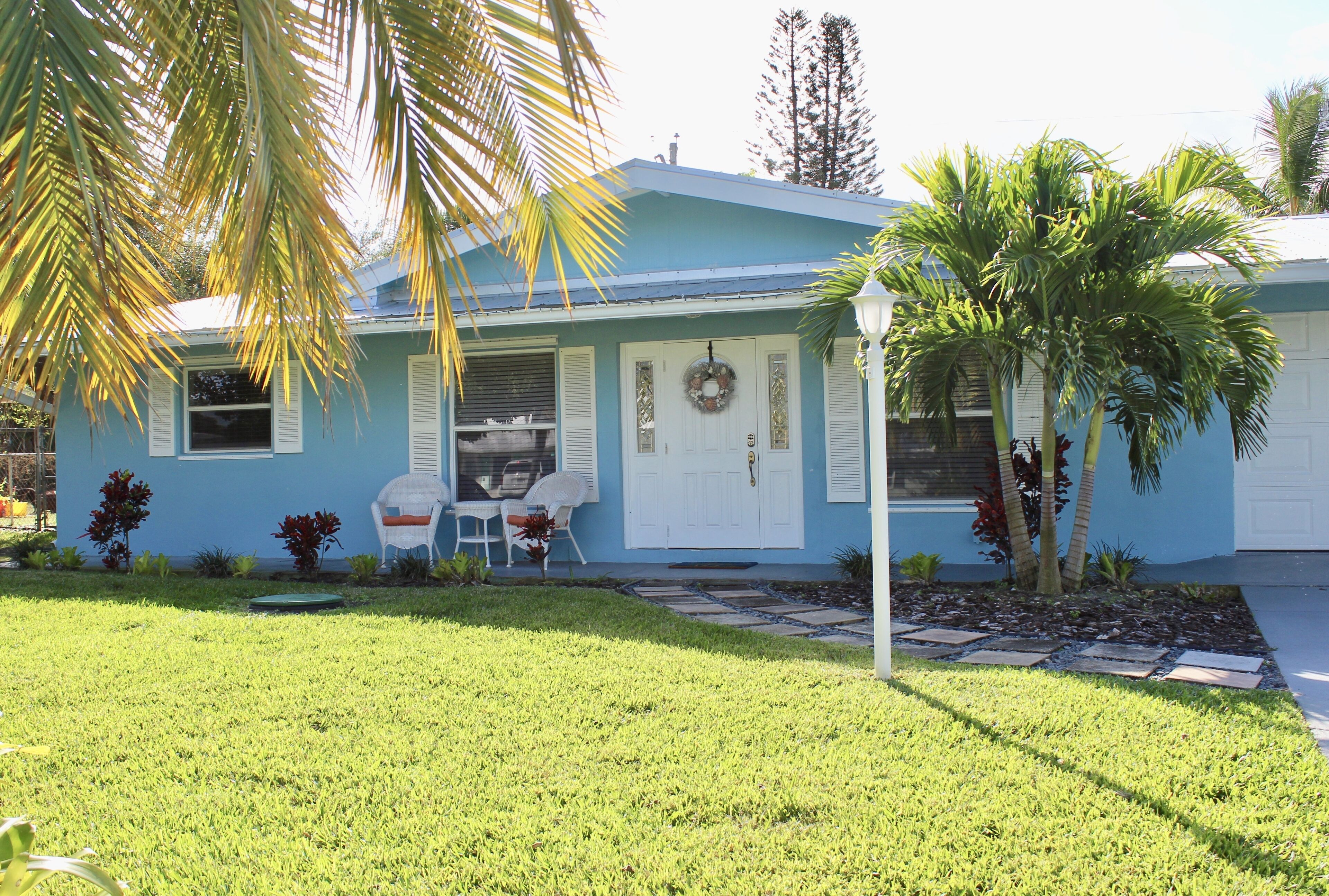 Coastal Getaway in downtown Jensen Beach just 10 mins from the beach.