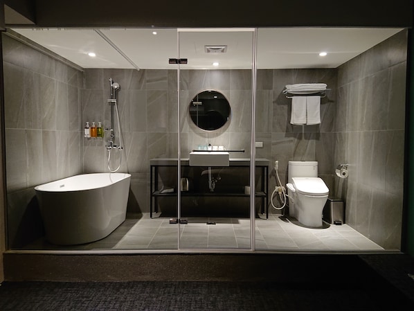 Habitación doble ejecutiva, tina, vista a la ciudad | Baño | Amenidades de baño gratuitas, secadora de cabello, pantuflas, toallas