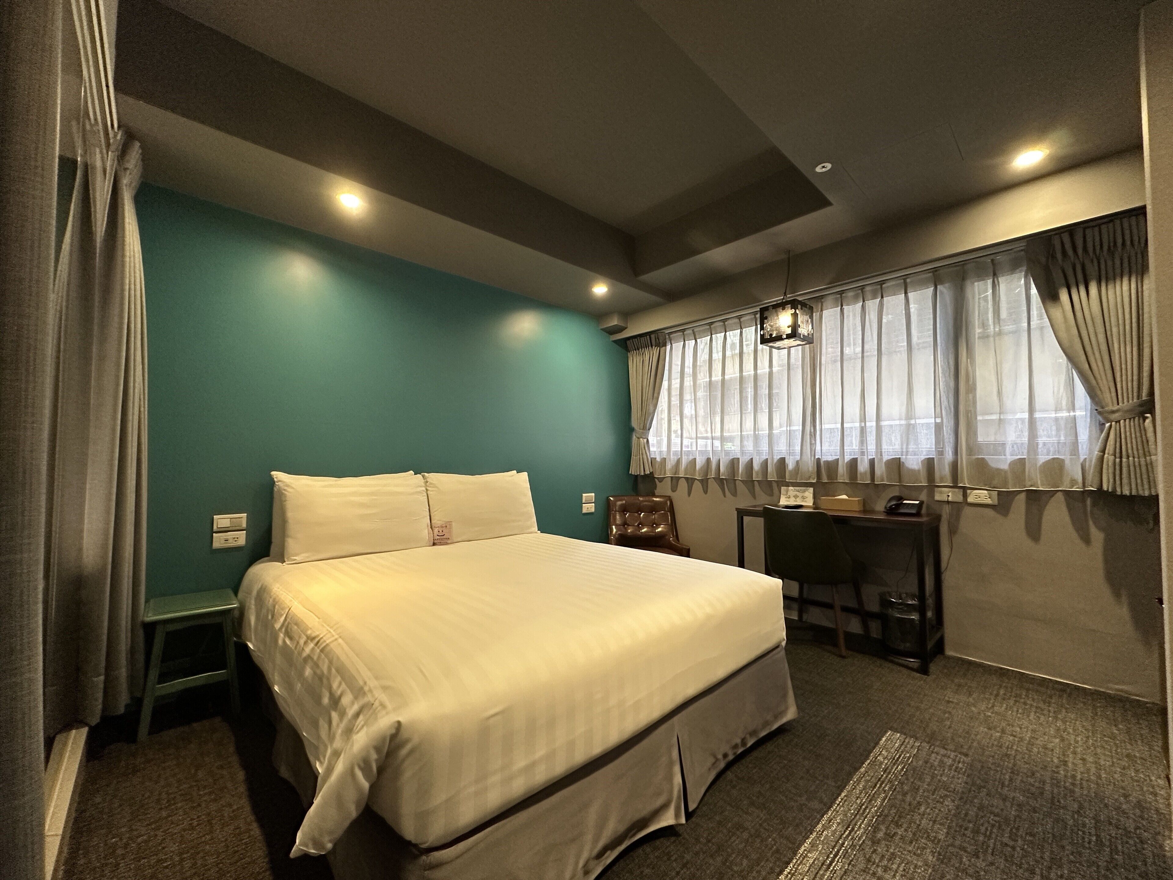 executive double room, bathtub, city view | living area | 42-inch lcd tv with premium tv channels, tv, netflix