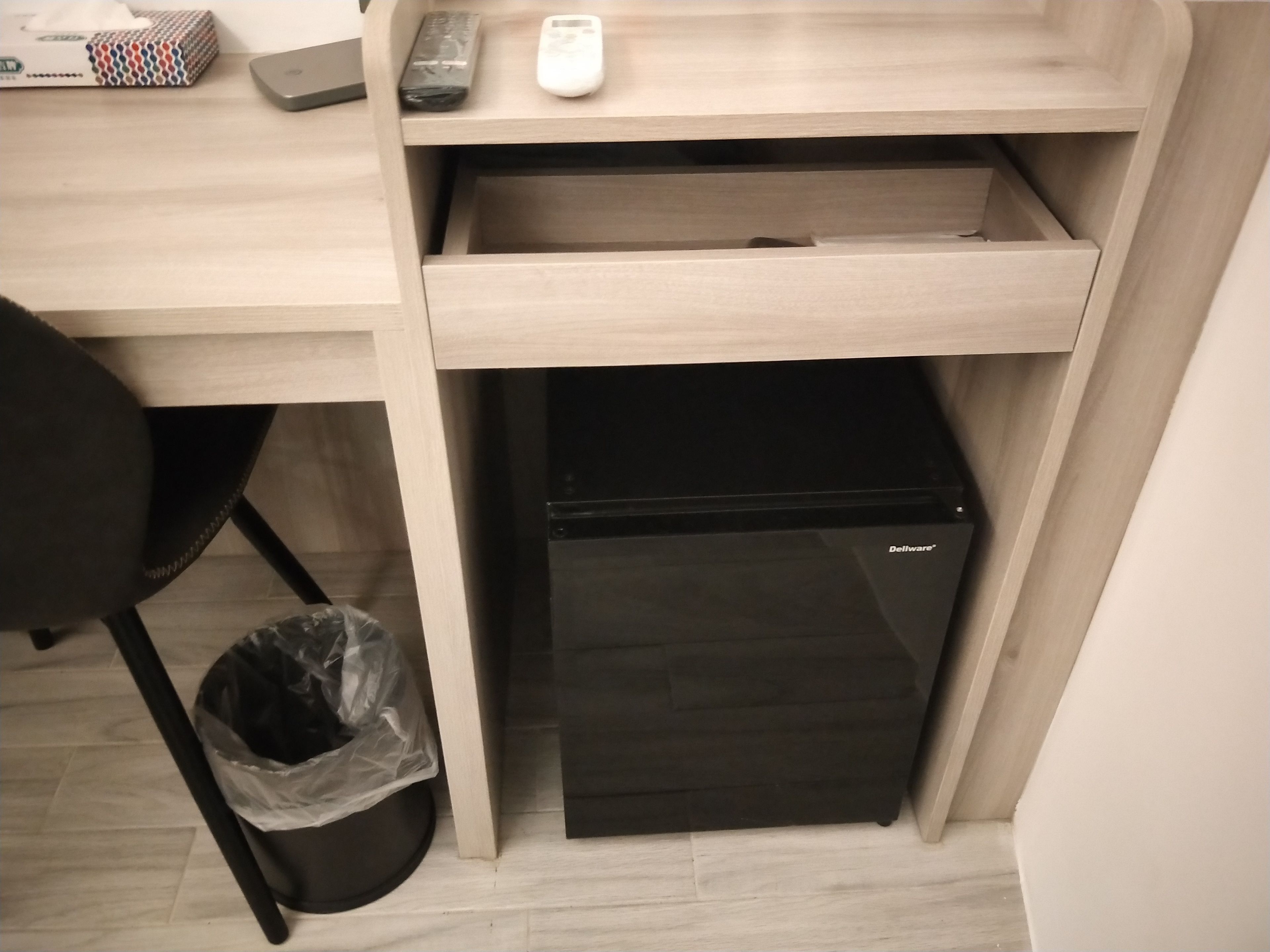 desk, laptop workspace, soundproofing, free wifi