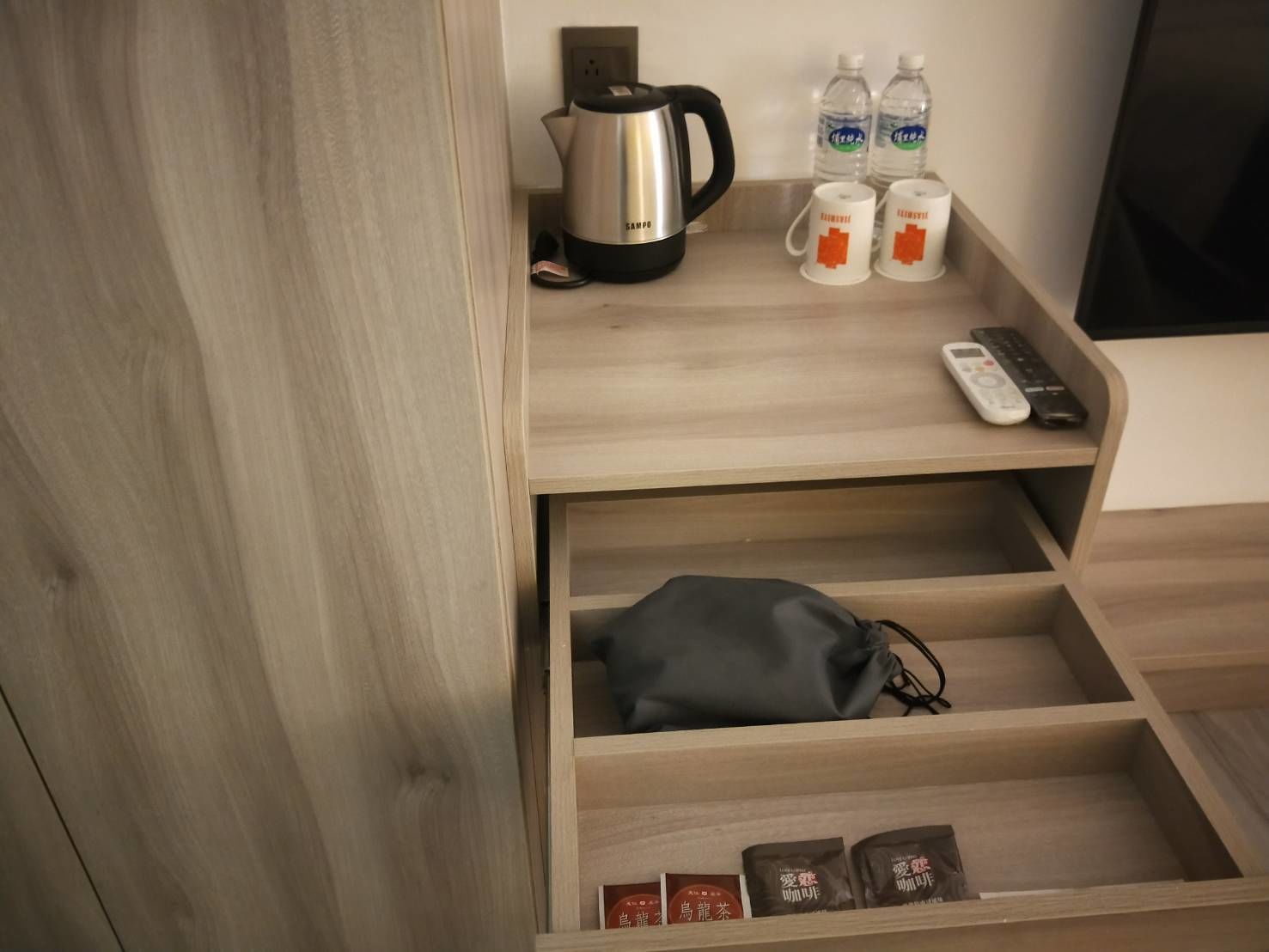 desk, laptop workspace, soundproofing, free wifi