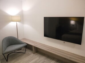 Schreibtisch, laptopgeeigneter Arbeitsplatz, schallisolierte Zimmer