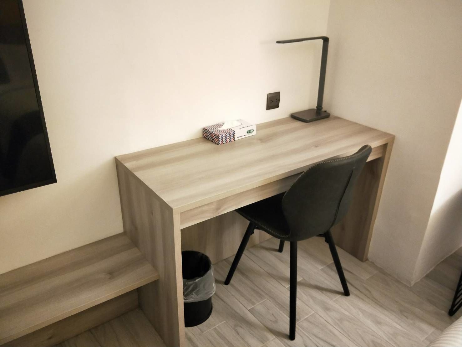 desk, laptop workspace, soundproofing, free wifi