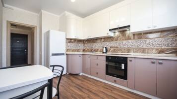 Apartemen | Dapur pribadi | Lemari es besar, microwave, kompor, dan ketel listrik