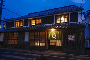 Un bâtiment japonais traditionnel, doté d’un toit en tuiles et d’une structure en bois.