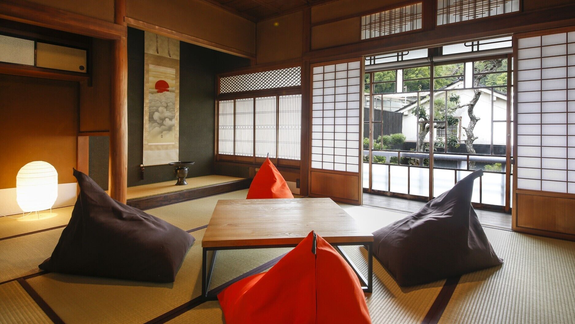 Ein traditioneller japanischer Raum mit Tatami-Böden, einem niedrigen Holztisch und Shoji-Schiebetüren.