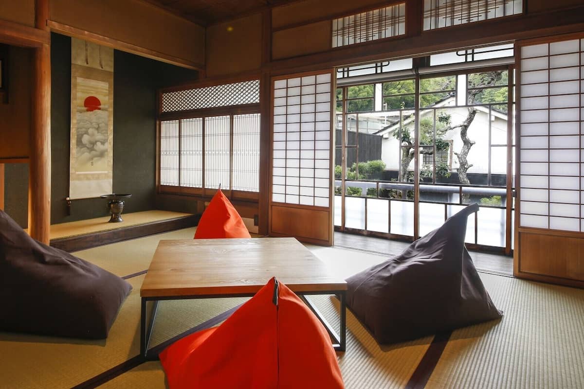 Een traditionele Japanse kamer met tatami vloerbedekking, een lage houten tafel en shoji schermen.