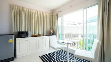Habitación ejecutiva | Área de sala de estar | Televisión LCD de 32 pulgadas con canales digitales y televisión