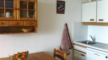 Kühlschrank, Mikrowelle, Herdplatte, Geschirrspüler