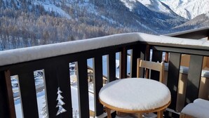 A balcony with a wooden table and chairs, overlooking a snowy mountain landscape. - Apartment/ flat - ISOLA 2000 (Isola)