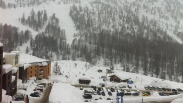 A snowy mountain landscape with a ski resort, including buildings and parked cars. - Apartment/ flat - ISOLA 2000 (Isola)