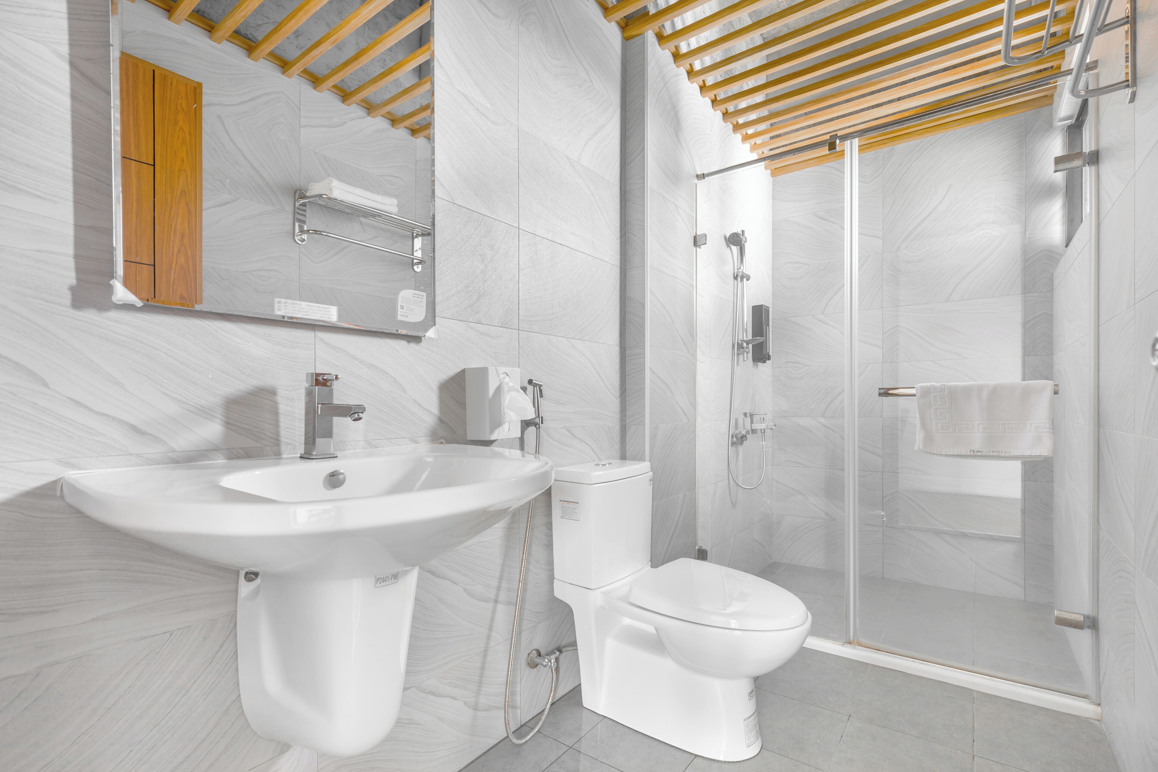 Bruser, brusehoved med spredningseffekt, gratis toiletartikler