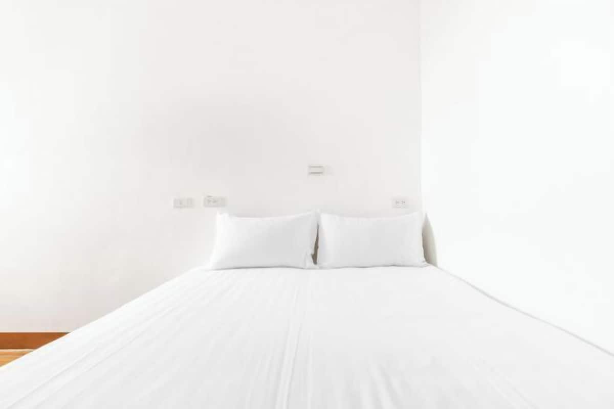 Cortinas opacas, sistema de insonorización, wifi gratis y ropa de cama