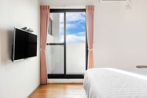 Blackout drapes, soundproofing, free WiFi, bed sheets