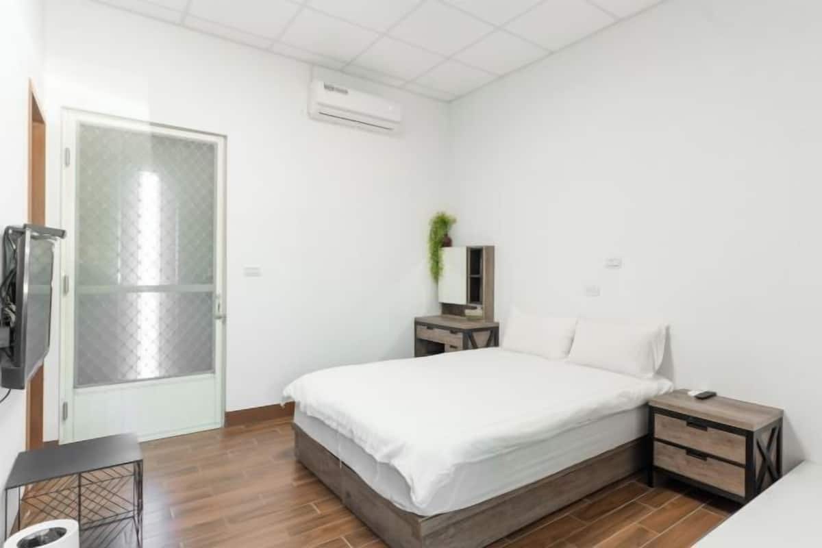 Cortinas opacas, sistema de insonorización, wifi gratis y ropa de cama