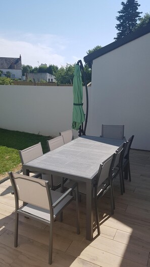 تناول الطعام بالخارج