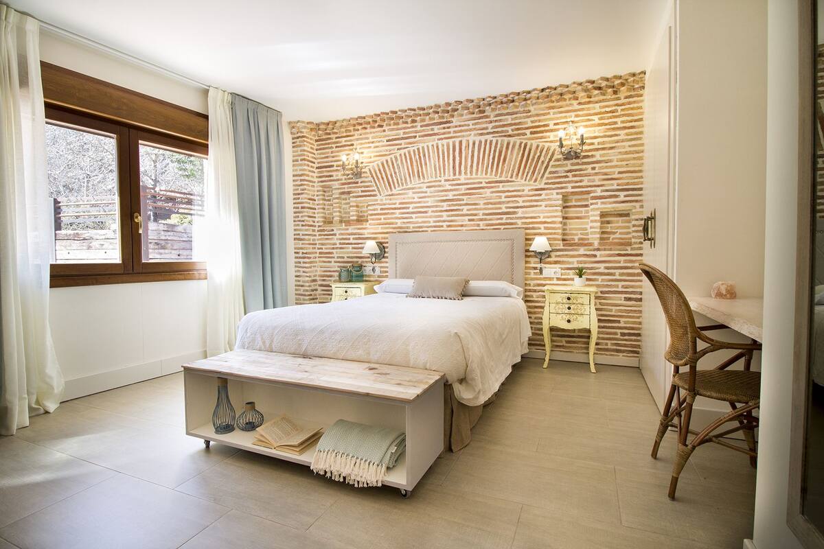 Phòng đôi | Bàn, nôi (giường cho trẻ sơ sinh) miễn phí