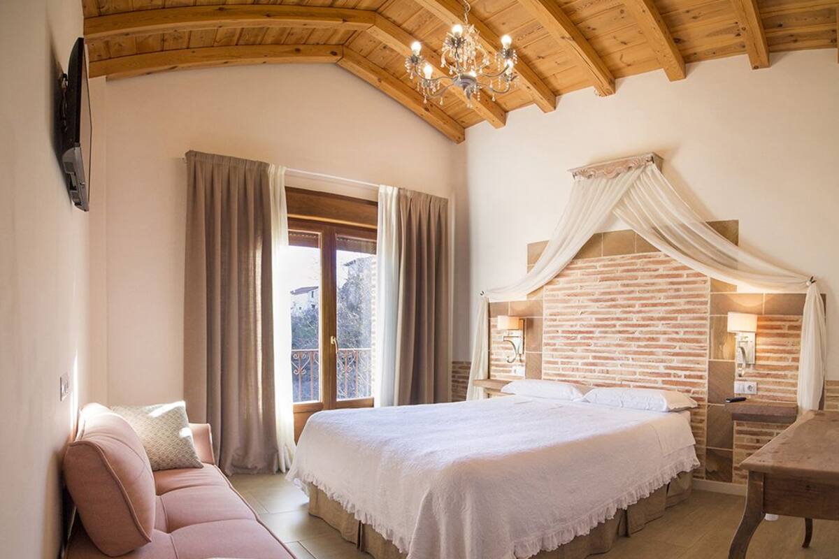 Bàn, nôi (giường cho trẻ sơ sinh) miễn phí