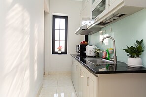 Quarto luxo | Cozinha americana privada | Geladeira, micro-ondas, cooktop, chaleira elétrica