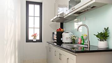 Deluxe Room | Private kitchenette | Fridge, microwave, stovetop, electric kettle