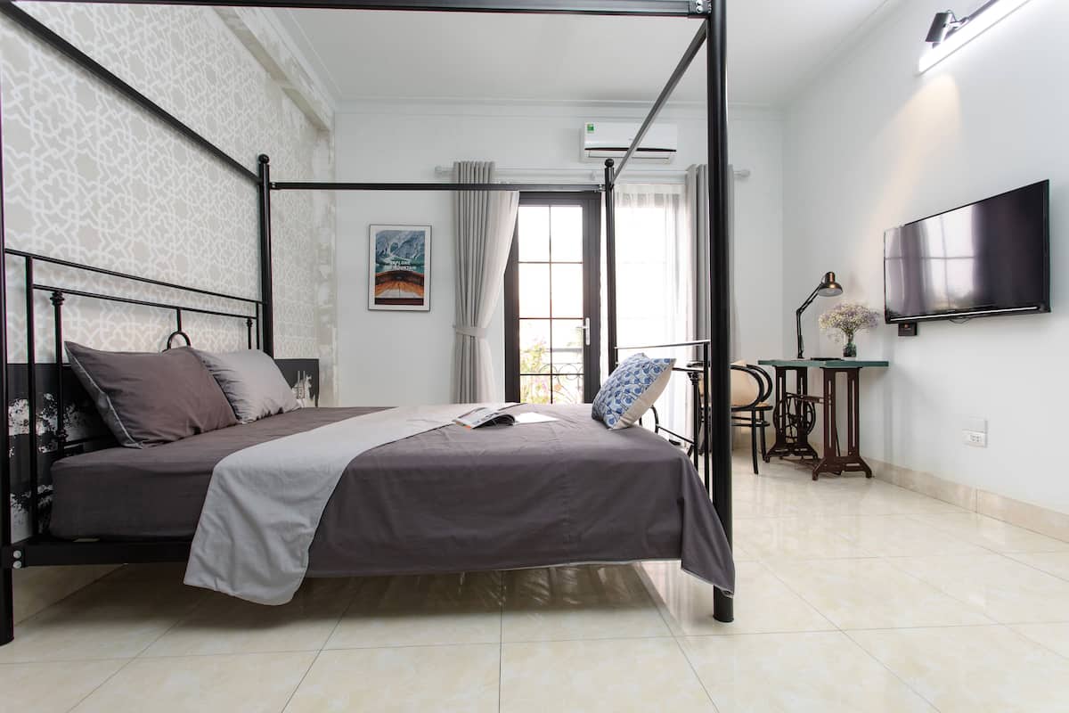 Desk, free WiFi, bed sheets