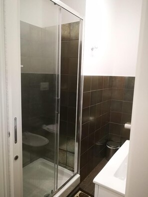 Een douche, een regendouche, gratis toiletartikelen, badjassen