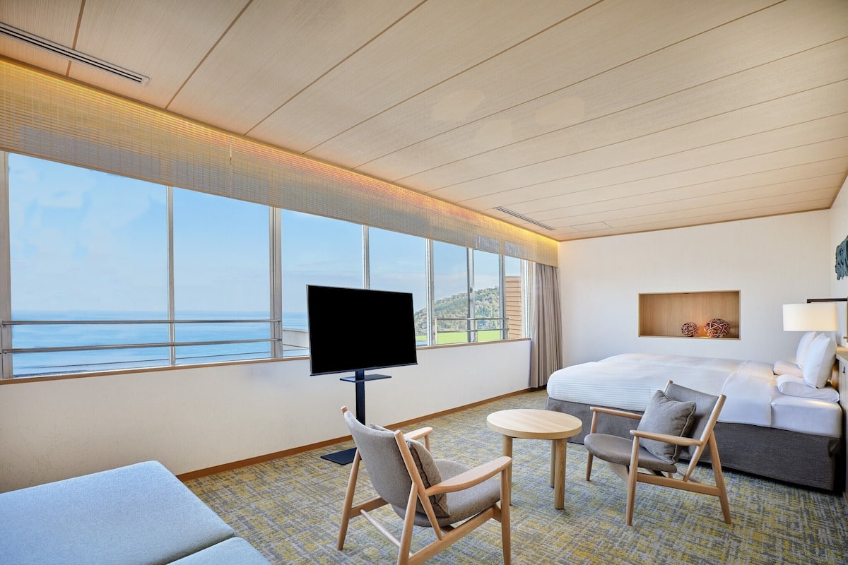 Habitación cuádruple Deluxe, baño privado, vista al océano (Non Smoking) | Caja de seguridad en la habitación y ropa de cama