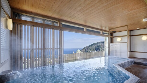 Un jacuzzi con vistas al mar y al paisaje urbano.