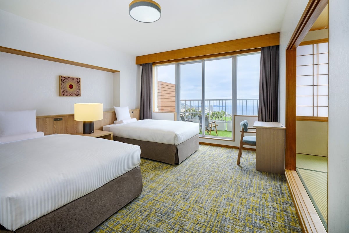 Habitación Deluxe, baño privado, vista al océano (Japanese-Western room / Non Smoking) | Caja de seguridad en la habitación y ropa de cama