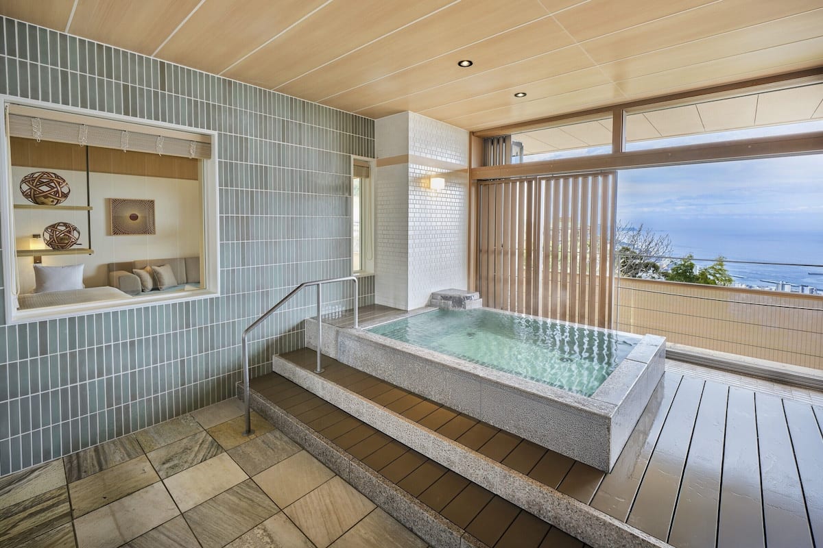 Suite Premium, para no fumadores, vista al océano (With natural hot spring open-air bath) | Caja de seguridad en la habitación y ropa de cama