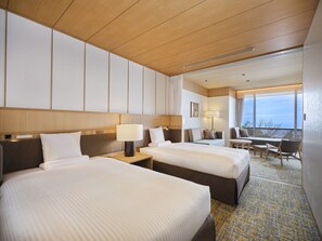 Caja de seguridad en la habitación y ropa de cama 