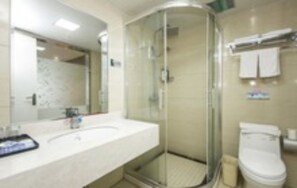Standard-Doppelzimmer | Badezimmer | Dusche, kostenlose Toilettenartikel, Haartrockner, Hausschuhe