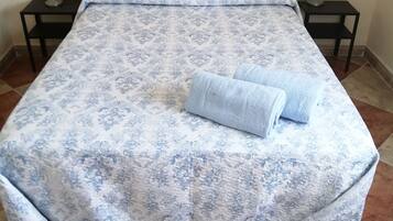 5 habitaciones, tabla de planchar con plancha y cuna de viaje