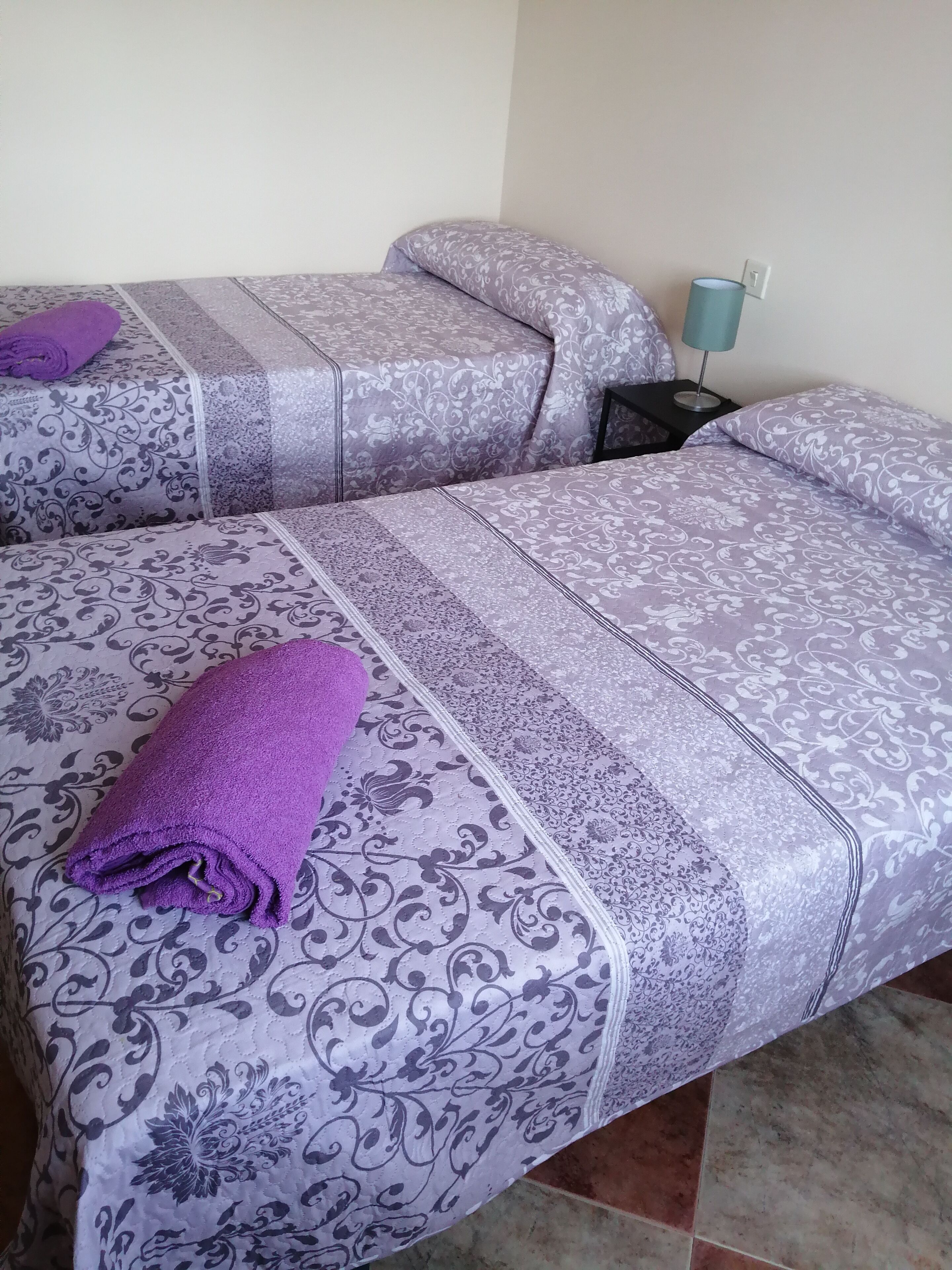 5 slaapkamers, een strijkplank/strijkijzer, reisbedje, beddengoed