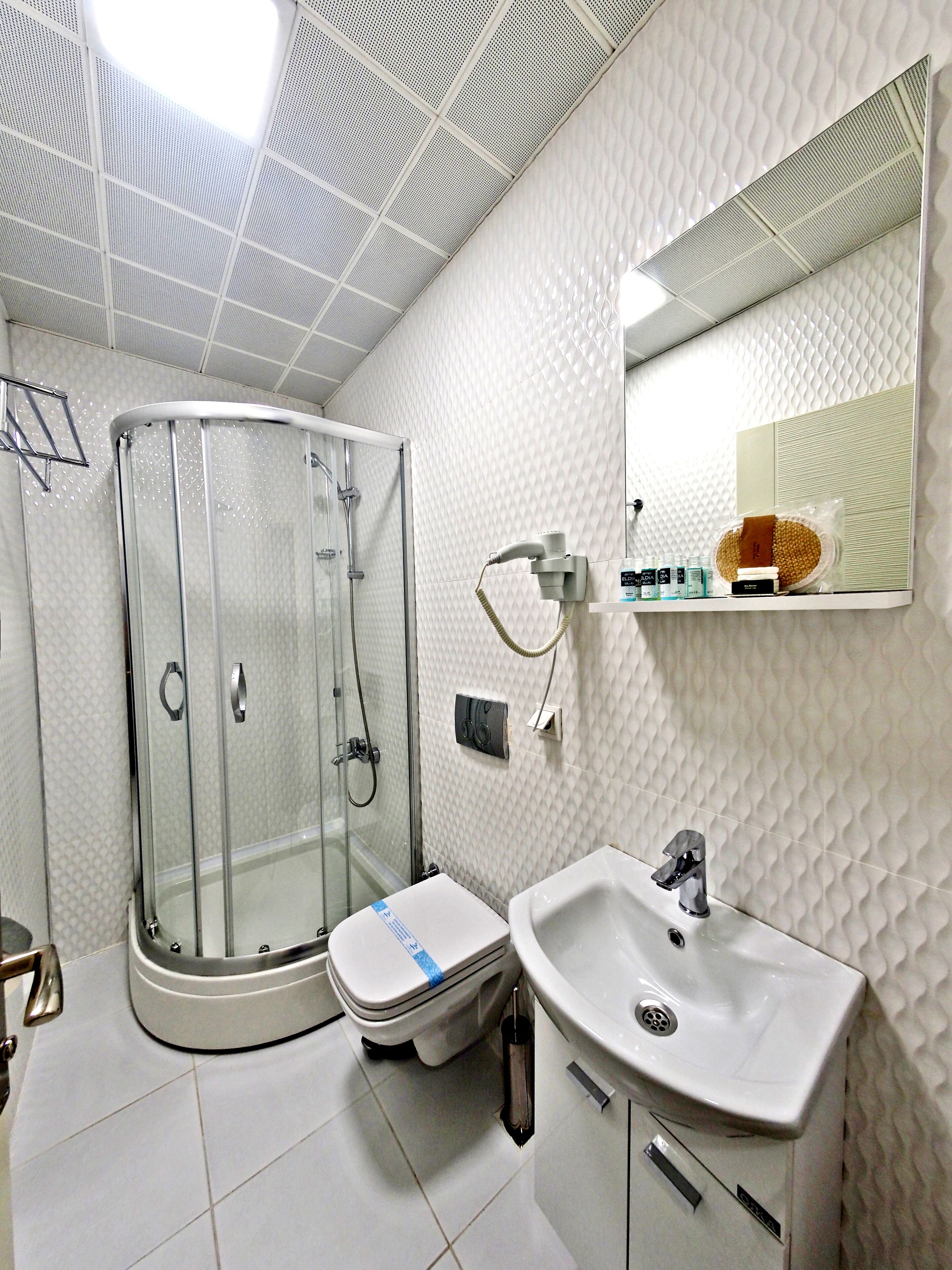 standard twin room | bathroom | shower, free toiletries, hair dryer, slippers