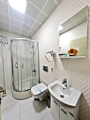 Standard Twin Room | Bathroom | Shower, free toiletries, hair dryer, slippers - Nusret Bey Hotel (Istanbul)
