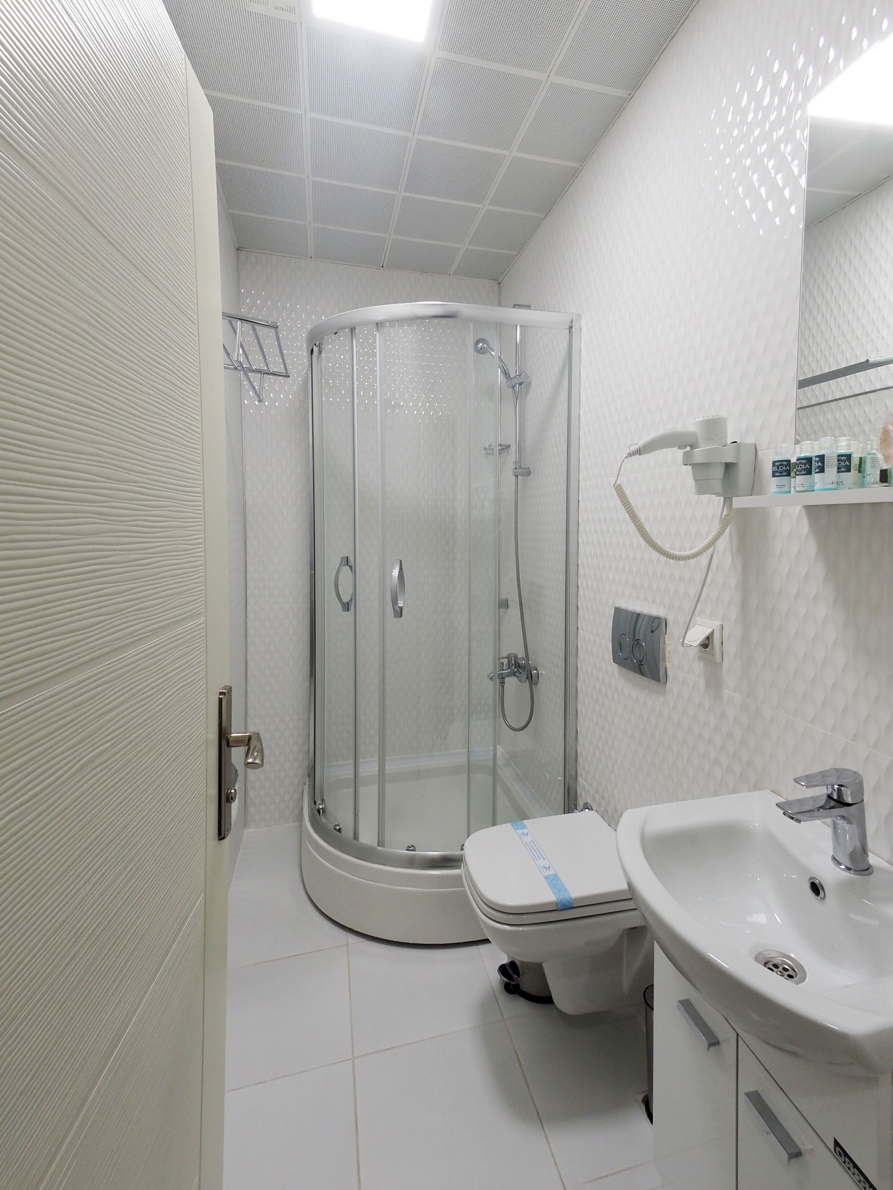 standard twin room | bathroom | shower, free toiletries, hair dryer, slippers