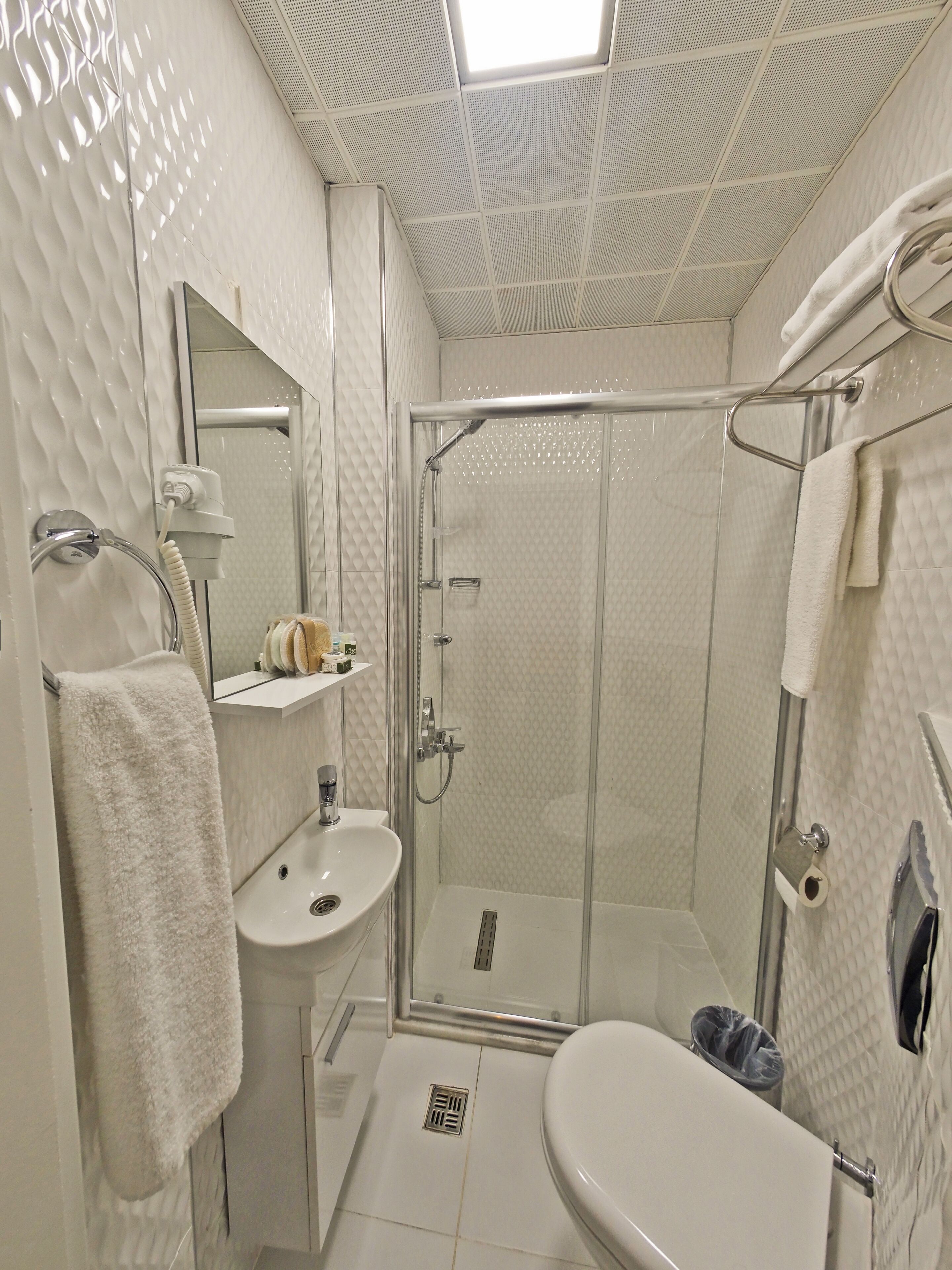 economy double room | bathroom | shower, free toiletries, hair dryer, slippers