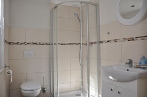 Bungalow | Bathroom | Shower, towels - Campingplatz Am Waldbad (Schleusingen)