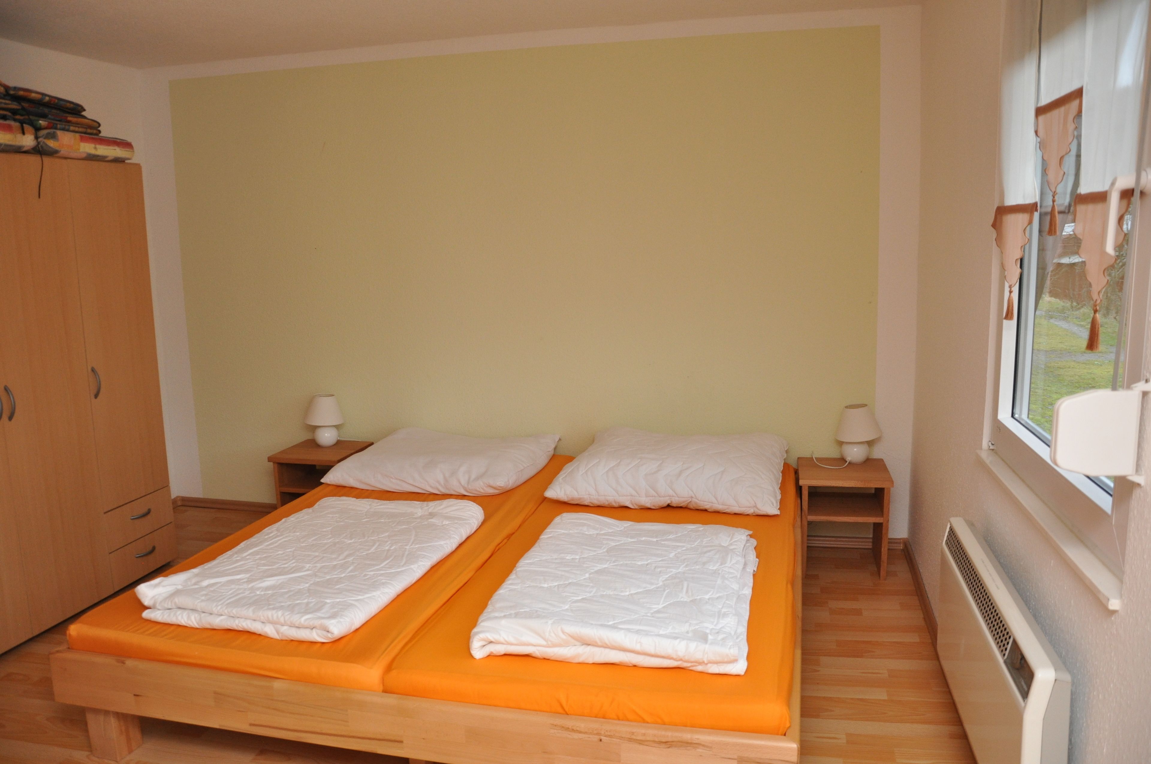 In-room safe, bed sheets