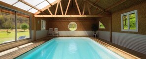 Piscina interna, espreguiçadeiras