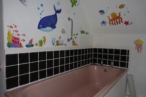 Family House | Bathroom | Free toiletries, towels, soap, shampoo